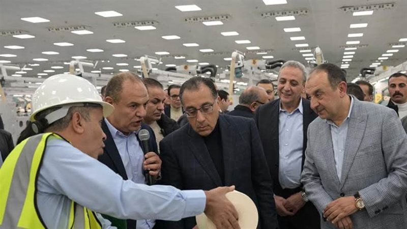 رئيس الوزراء بمصانع