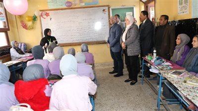  محافظ بني سويف يدير حوارا مع طالبات سمسطا الإعدادية لتحسين العملية التعليمية