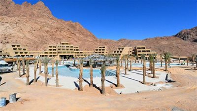 وزير الإسكان يتفقد الفندق الجبلي والنزل البيئي ومبنى وساحة السلام