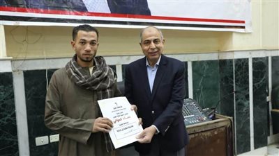 محافظ المنيا يسلم 20 عقد تمليك شقق للأسر الأولى بالرعاية بملوي بمبادرة بداية