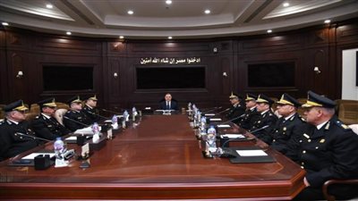 وزير الداخلية يجتمع بمساعديه والقيادات الأمنية عبر الفيديو كونفرانس 