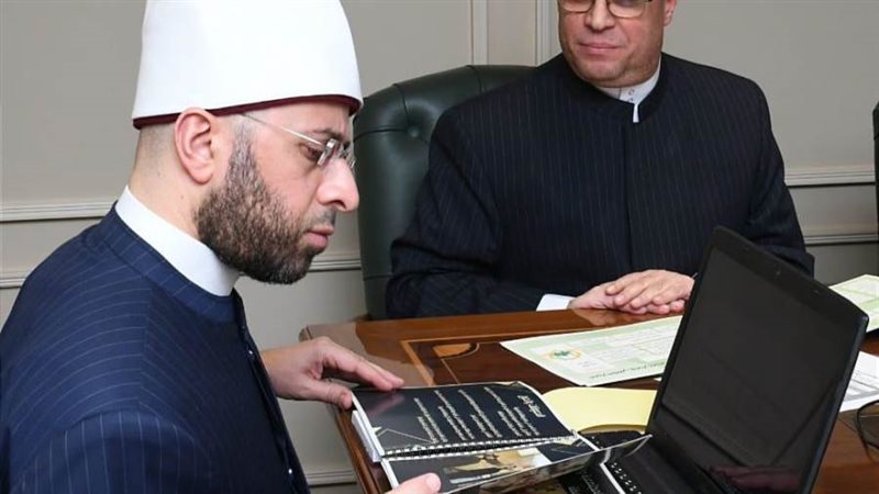 الوزير مع مدير اوقاف