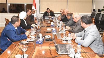 وزير الإسكان يلتقي نواب البرلمان عن محافظة أسوان لبحث شكاوى ضعف المياه