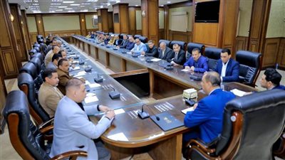 محافظ سوهاج يعقد اجتماعًا مع رؤساء الوحدات المحلية ومسئولي ملف التقنين