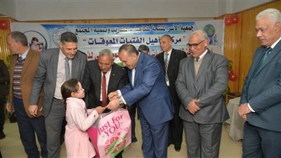 محافظ أسيوط يشهد الاحتفال باليوم العالمي لذوي الإعاقة ويكرم 35 فتاة تم تأهليهن من ذوي الهمم 