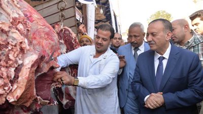 محافظ أسيوط يفتتح سوق اليوم الواحد بمدينة أبوتيج لبيع السلع الغذائية والأساسية بأسعار مخفضة