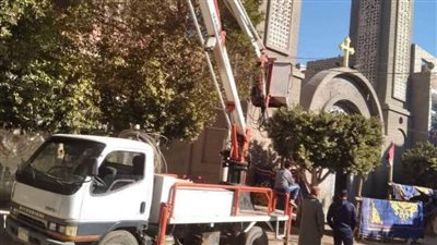 حملات مكثفة للنظافة وصيانة أعمدة الإنارة بمحيط الكنائس والمدارس في المنيا استعدادًا لعيد الميلاد المجيد