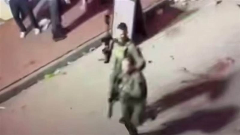 رجال شرطة في موقع