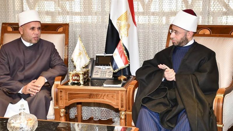 وزير الاوقاف مع إمام