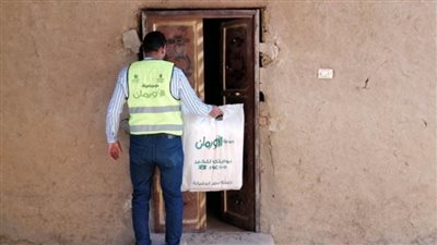 الأورمان توزع بطاطين على (70) أسرة ضمن الأسر الأولى بالرعاية بقرى مركز أسوان