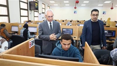 رئيس جامعة المنيا يتفقد سير الاختبارات لكليات الصيدلة وطب الأسنان والآداب ودار العلوم