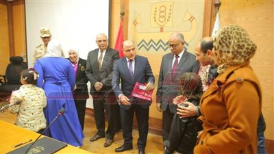 توزيع السماعات والنظارات الطبية للأطفال مجاناً ضمن قافلة القوات المسلحة الشاملة