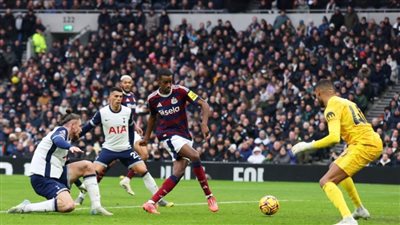 نيوكاسل يزيد متاعب توتنهام بثنائية جوردون وإيزاك