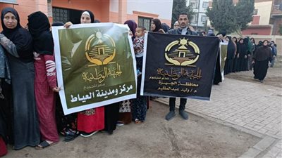 توافد المواطنين على مكاتب الشهر العقاري بالعياط لتحرير توكيلات حزب الجبهة الوطنية