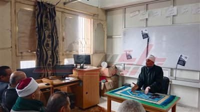 مناقشة المتابعات الميدانية حول سير امتحانات نصف العام بمعاهد كفر الشيخ