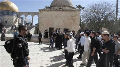  مستوطنون وجنود الاحتلال الاسرائيلي يقتحمون المسجد الأقصى