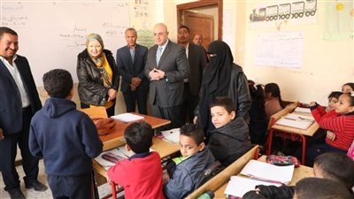محافظ بني سويف يطمئن على أداء امتحانات المواد غير المُضافة بمدرسة التل 