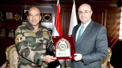 محافظ بني سويف يُكرًم المستشار العسكري في ختام عمله بالمحافظة 