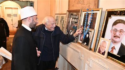 عاجل| في لفتة إنسانية.. وزير الأوقاف يزور الفنان رشوان توفيق 