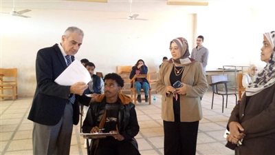  رئيس جامعة أسوان يتابع سير الامتحانات في كلية الألسن ويشيد بالإجراءات المطبقة