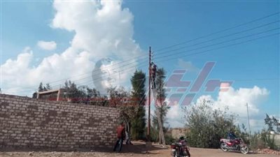 رئيس مدينة بيلا تُشيد بالمشاركة المجتمعية للأهالي بتركيب كشافات إنارة