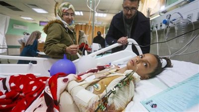 بأنامل جرّاح عراقي.. طفلة بغزة تستعيد يدا بترها الاحتلال