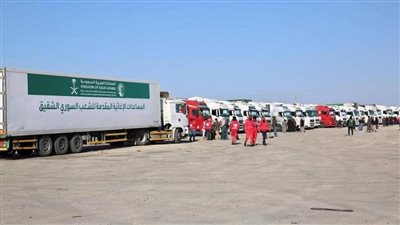 60 شاحنة إغاثية ضمن الجسر البري الإغاثي السعودي تعبر منفذ نصيب الحدودي للشعب السوري 