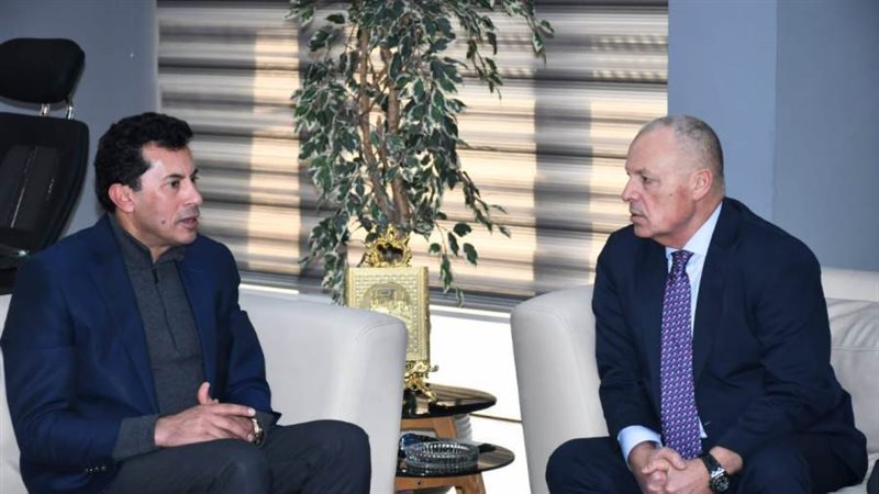 أبو ريدة مع الوزير