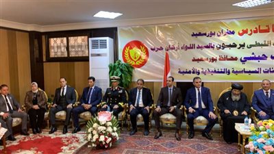 محافظ بورسعيد يشارك في احتفالات عيد الميلاد المجيد ويؤكد: ولد لكم ملك الحب والسلام.. والأنبا تادروس يوزع جنيهات ورقية 