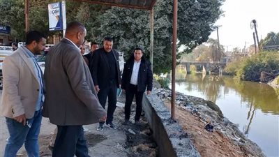 إنشاء سور فاصل على ترعة نجع حمادي بموقف سيارات النواورة بالبداري بأسيوط حفاظًا على سلامة المواطنين 