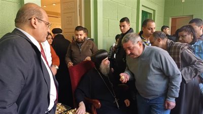  بالشيكولاته والعيدية.. أسقف أسيوط للأقباط الأرثوذكس يستقبل المسيحيين بكاتدرائية رئيس الملائكة الملاك ميخائيل