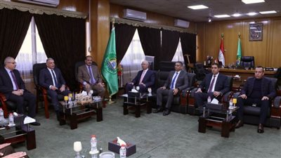 محافظ الإسماعيلية يزور كنائس المحافظة للتهنئة بعيد الميلاد المجيد 