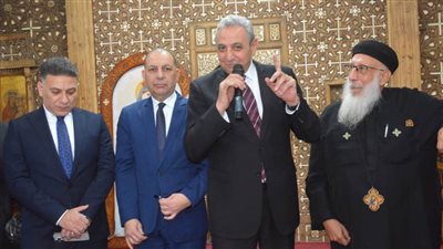 بالصور.. محافظ الغربية يشارك الأقباط فرحة عيد الميلاد في كنائس المحلة وسمنود