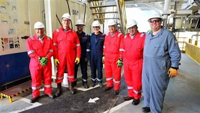 وزير البترول يتفقد سفينة  الحفر 