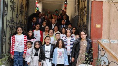 محافظ بني سويف يُعيد على أيتام صديقات الكتاب المُقدّس ويشاركهم فرحتهم بالعيد