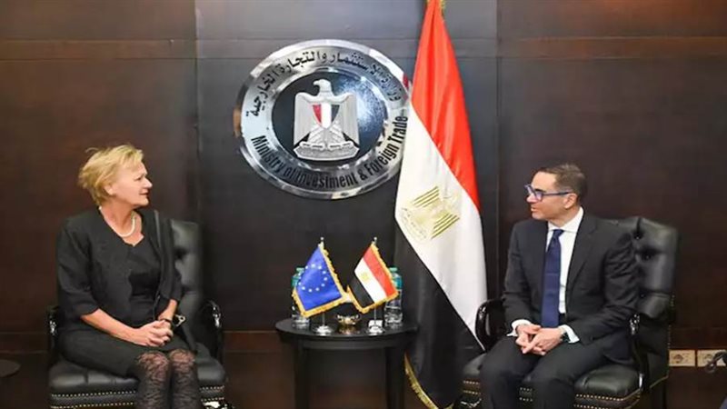 وزير الاستثمار مع