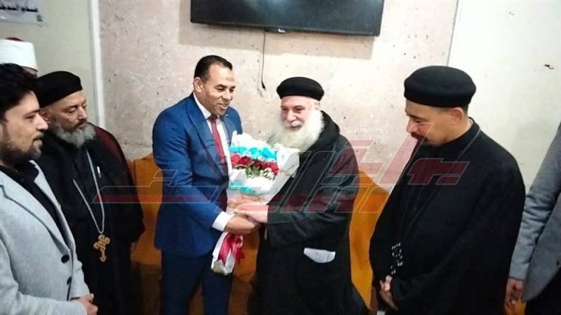 خلال تقديم التهنئة