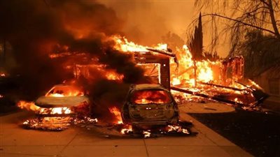 توقعات بخسائر 50 مليار دولار.. حرائق الغابات تحاصر لوس أنجلوس