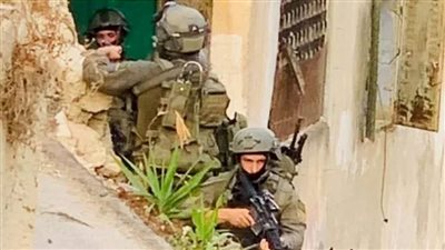 قوات خاصة إسرائيلية تحاصر منزلًا في بلدة قباطية جنوب جنين وتقصفه 