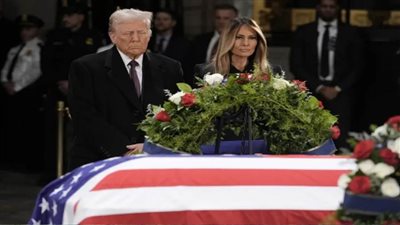 ترامب يلقي نظرة الوداع على نعش 