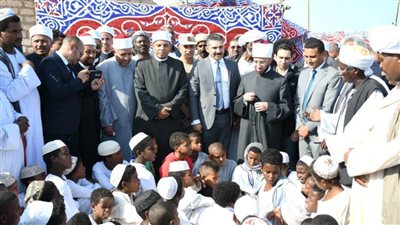 ضمن مبادرة عودة الكتاتيب.. وزير الأوقاف يستمع القرآن من أطفال حلايب وشلاتين 