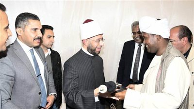 مشايخ حلايب وشلاتين يهدون وزير الأوقاف 