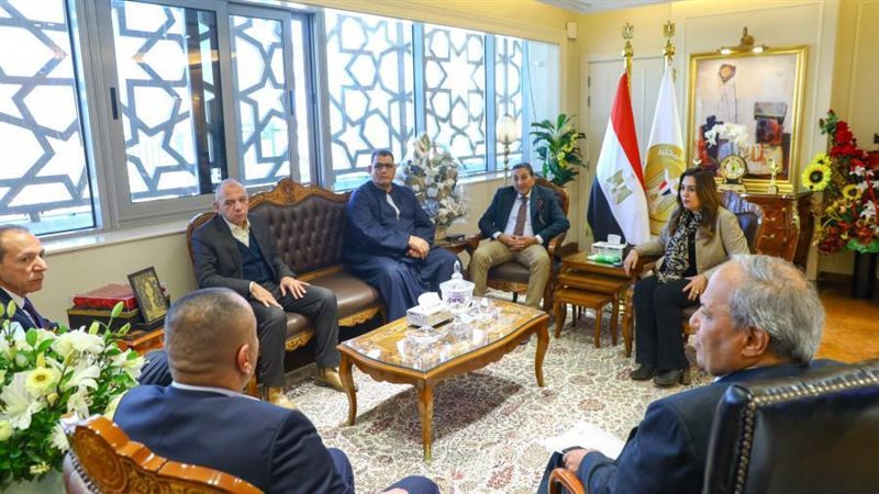 د.منال عوض تلتقي