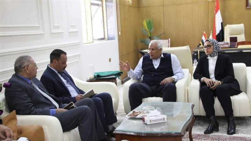 جانب من لقاء محافظ