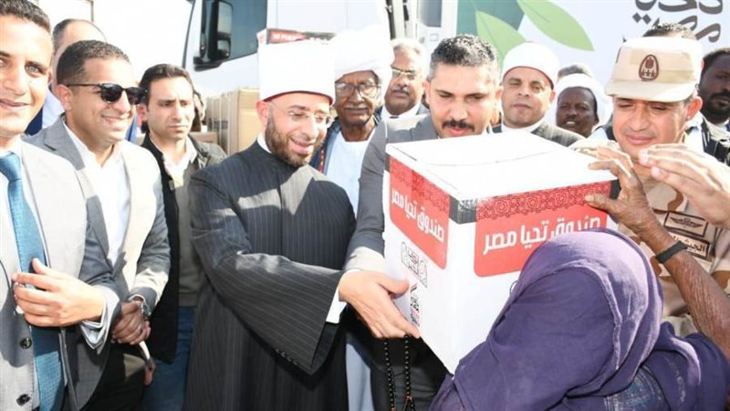 وزير الاوقاف يوزع