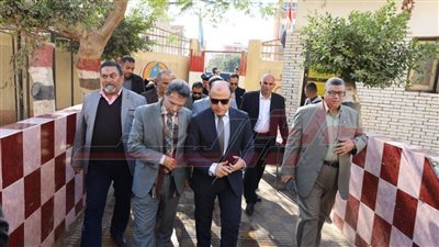 محافظ كفر الشيخ ووكيل التعليم يطمئنان على سير امتحانات النقل للمرحلة الابتدائية