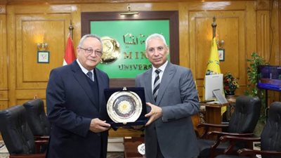 رئيس جامعة المنيا يستقبل مدير مكتبة الإسكندرية ويصف المكتبة بمنارة ثقافية 