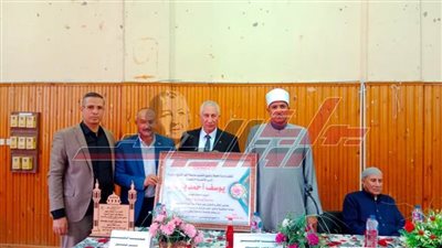 تكريم مدير الخطة والمنهج لبلوغه السن الوظيفية