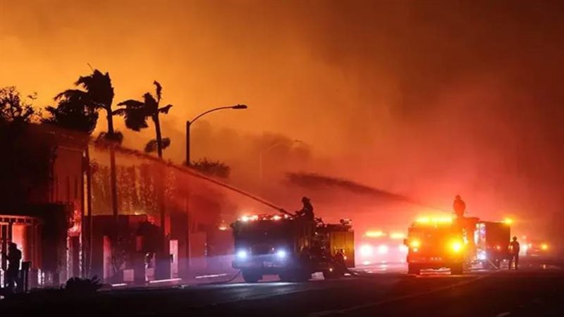 رجال الإطفاء يكافحون