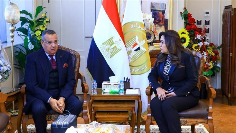 د.منال عوض تلتقي